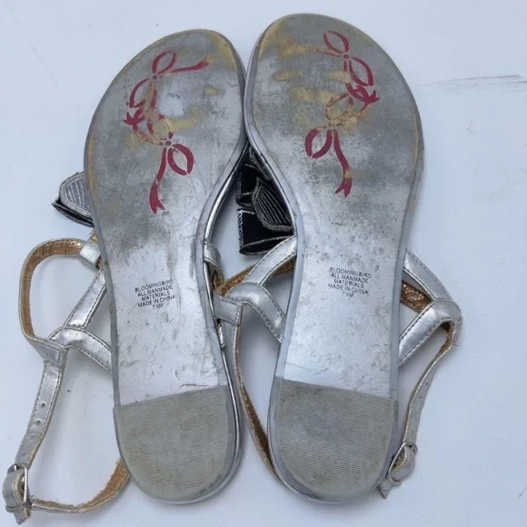 Poetic License Silver Leather Sequined Bows T-strap Sandals Women’s 7.5 - Picture 10 of 10